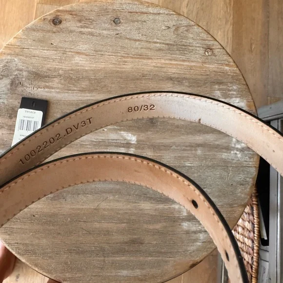 Versace Women's Belt in Black and Gold - Picture 2 of 3